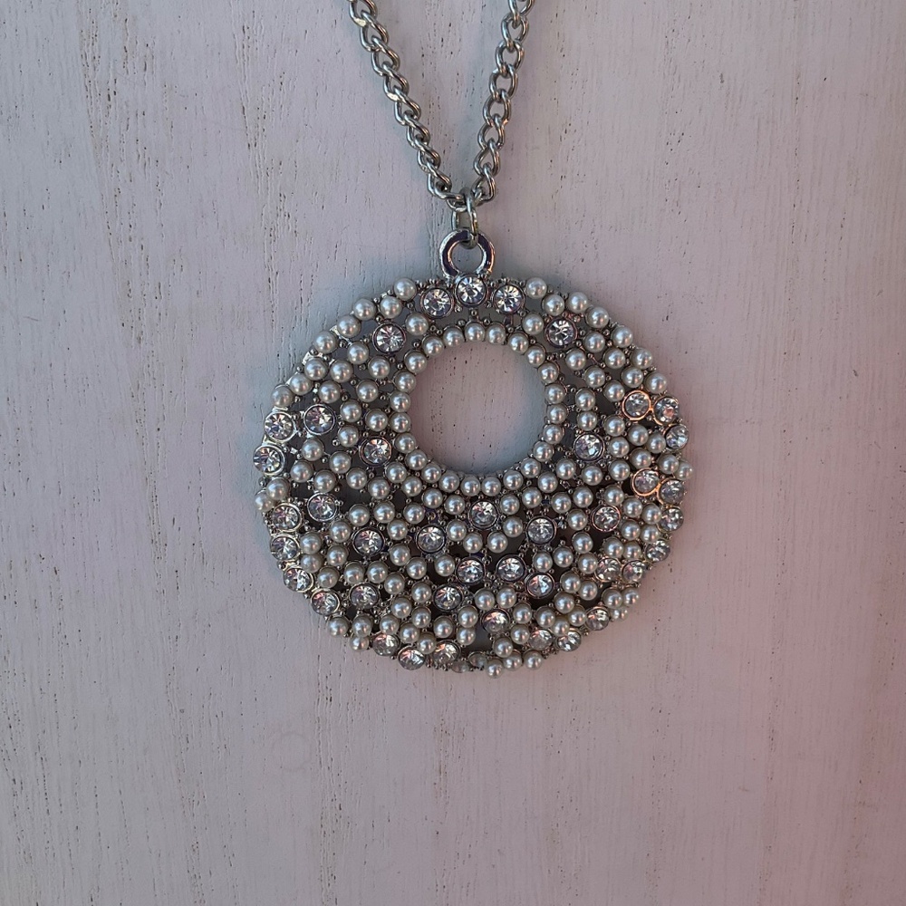 Pendant necklace Silvertone pearl crystal on round pendant 36” - Picture 3 of 11